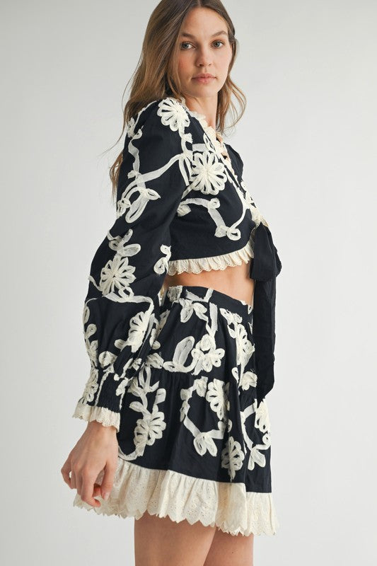 CONJUNTO BORDADO FLORAL BLANCO NEGRO