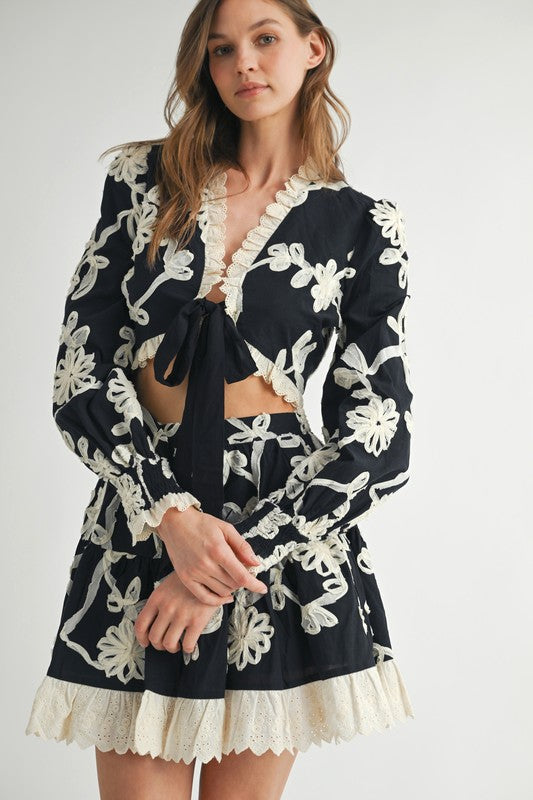 CONJUNTO BORDADO FLORAL BLANCO NEGRO