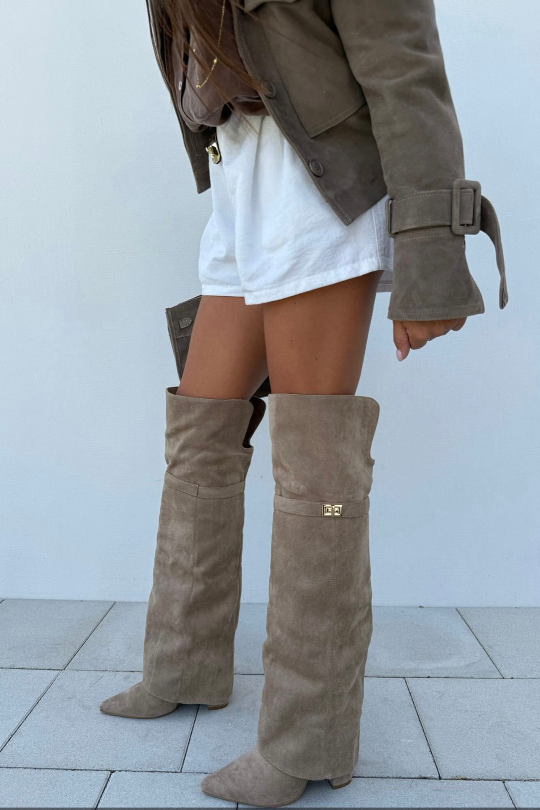 BOTA ALTA GAMUZA HEBILLA