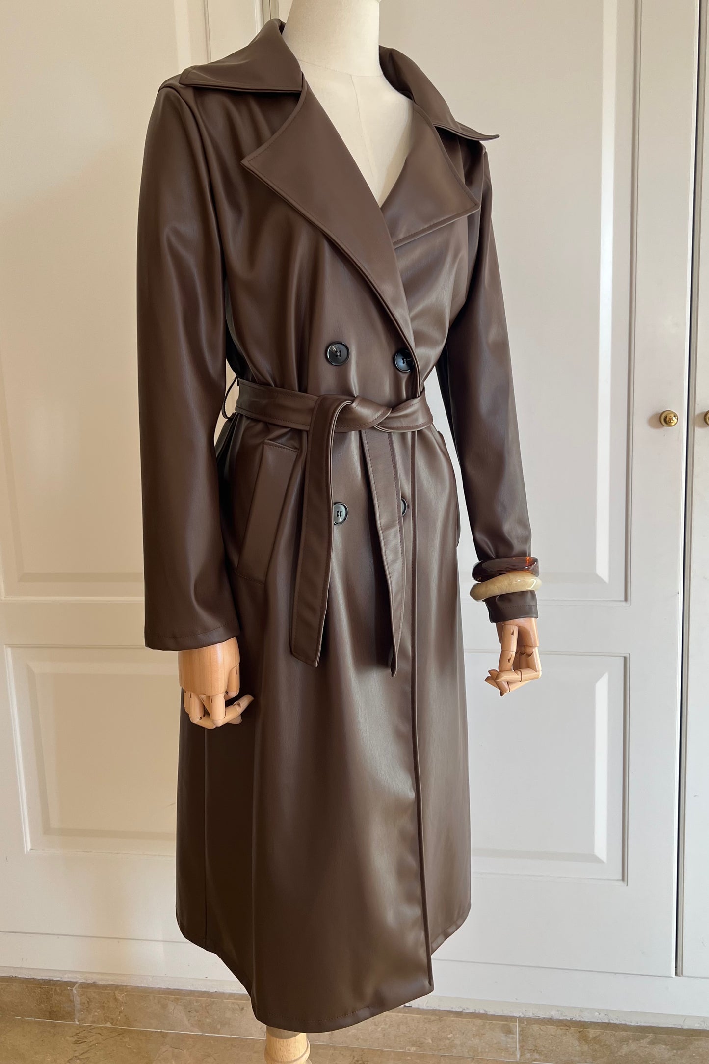 TRENCH EFECTO PIEL CHOCOLATE