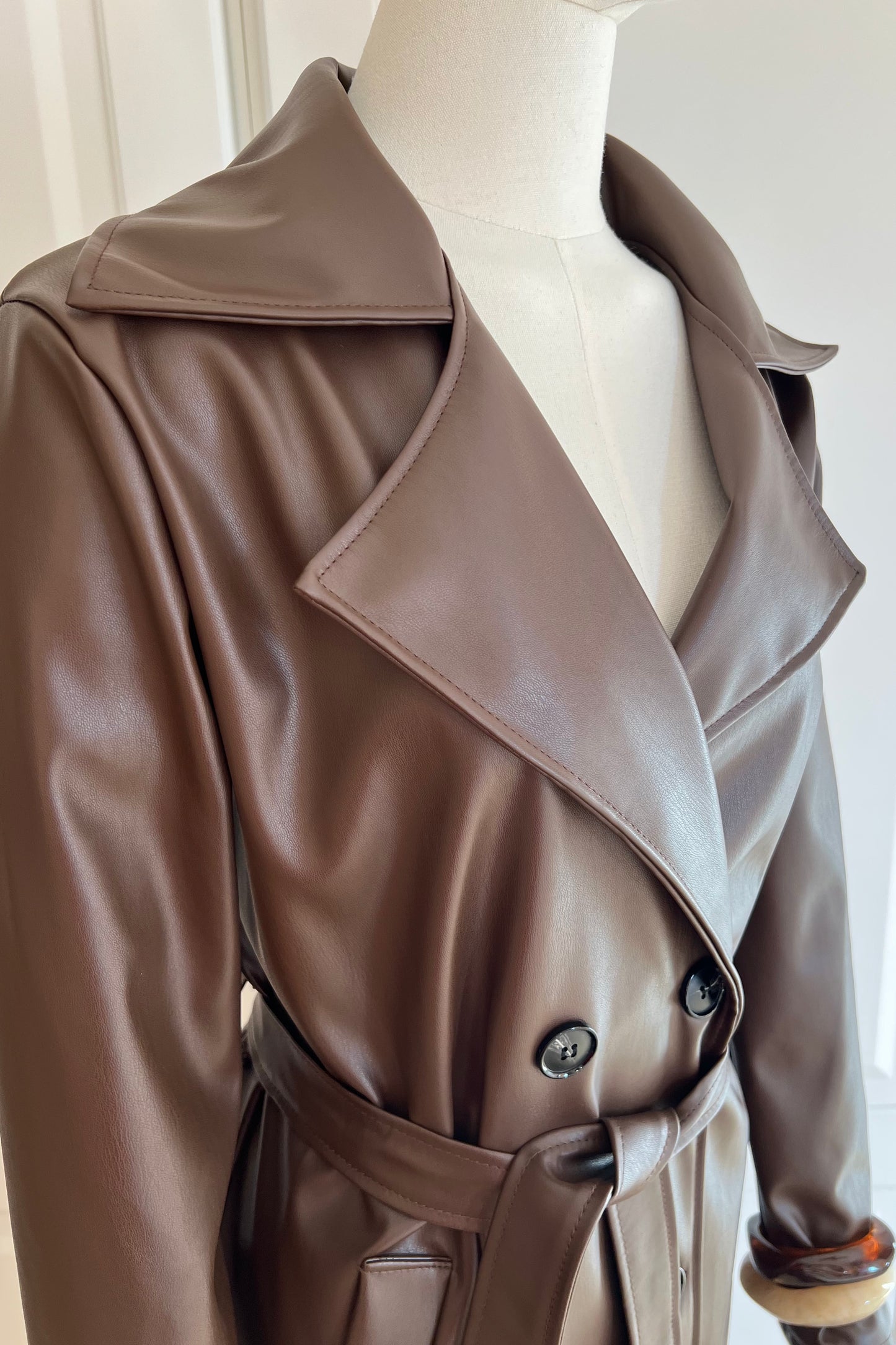 TRENCH EFECTO PIEL CHOCOLATE