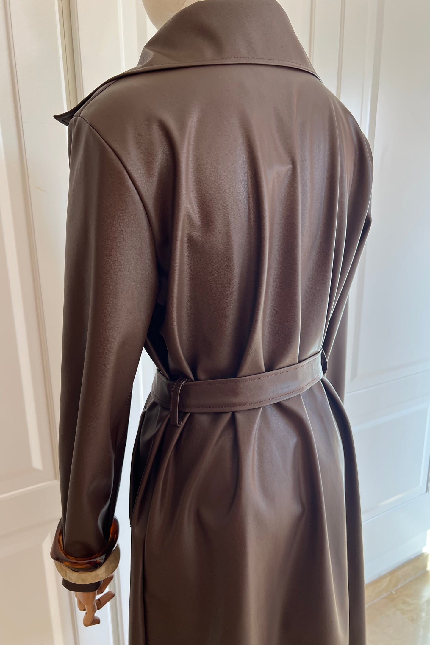 TRENCH EFECTO PIEL CHOCOLATE