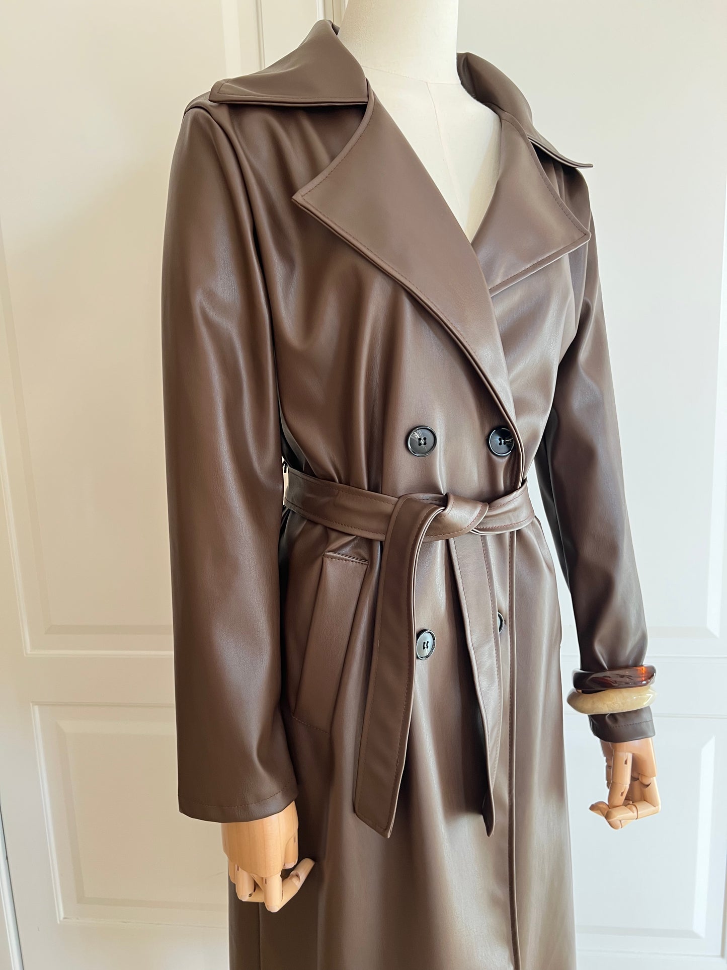 TRENCH EFECTO PIEL CHOCOLATE