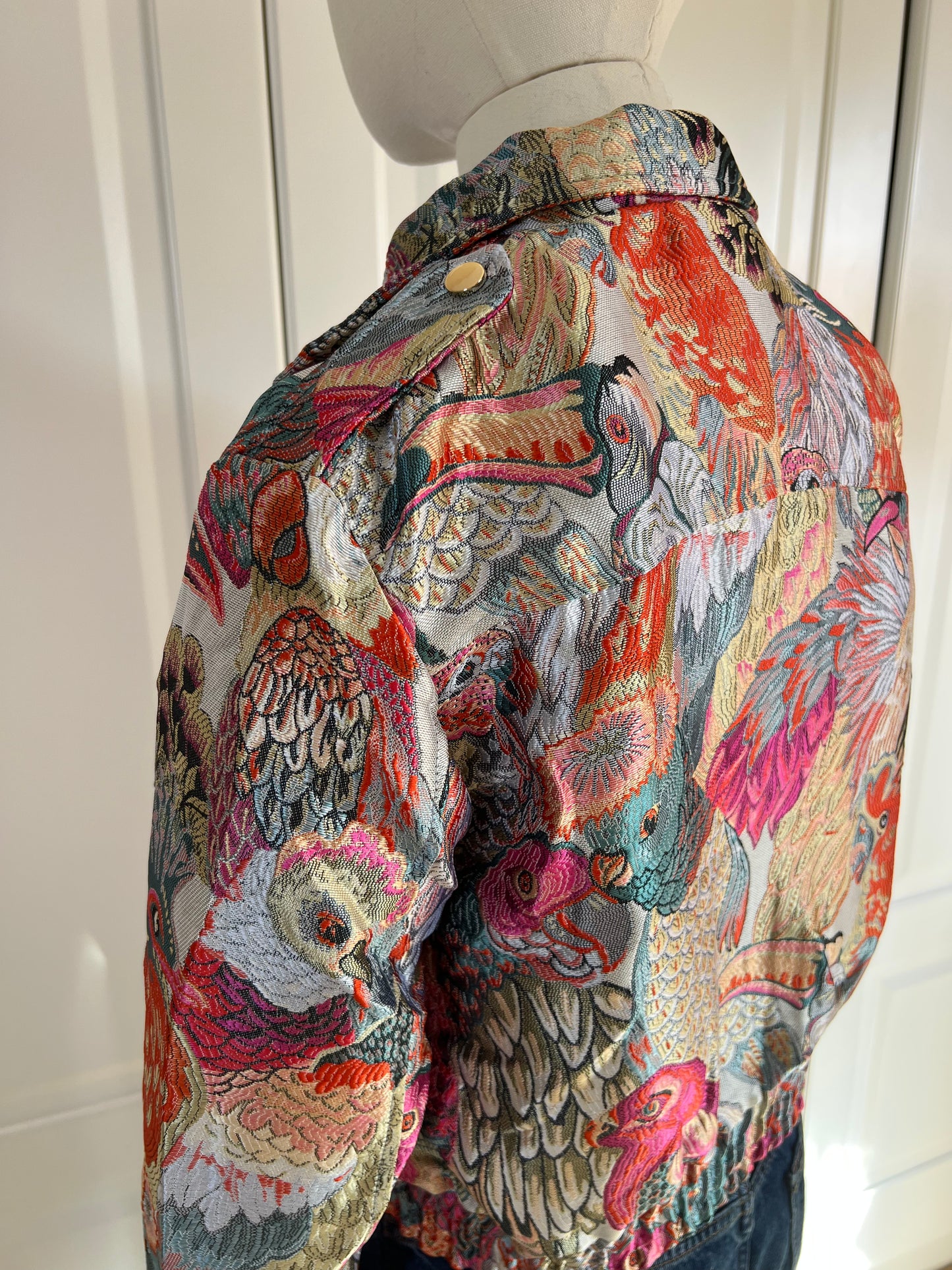 CHAQUETA BOMBER BORDADA PAPAGAYO