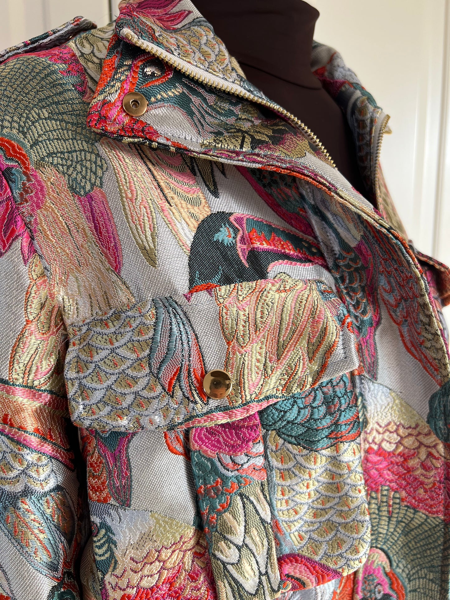 CHAQUETA BOMBER BORDADA PAPAGAYO