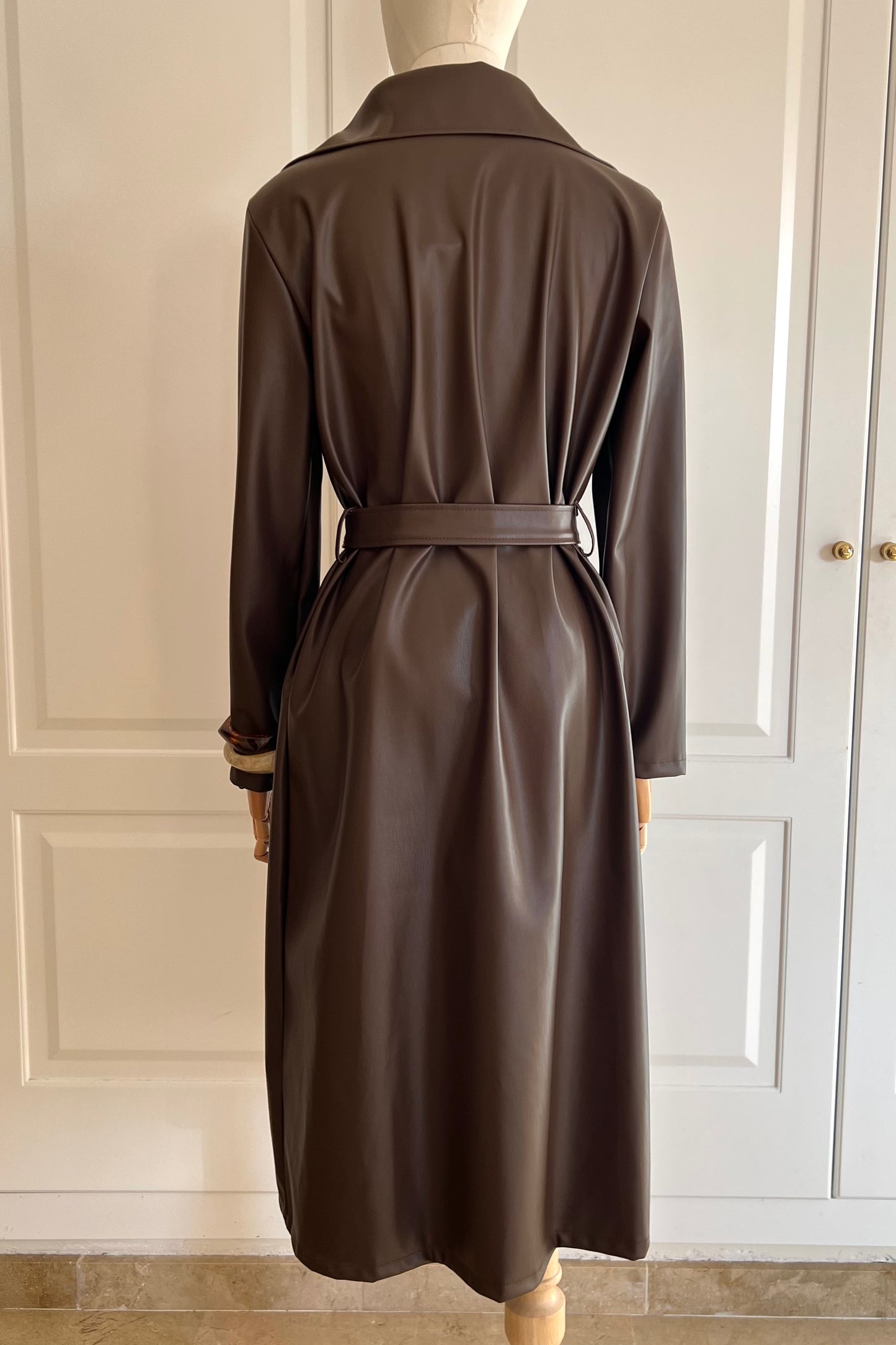 TRENCH EFECTO PIEL CHOCOLATE