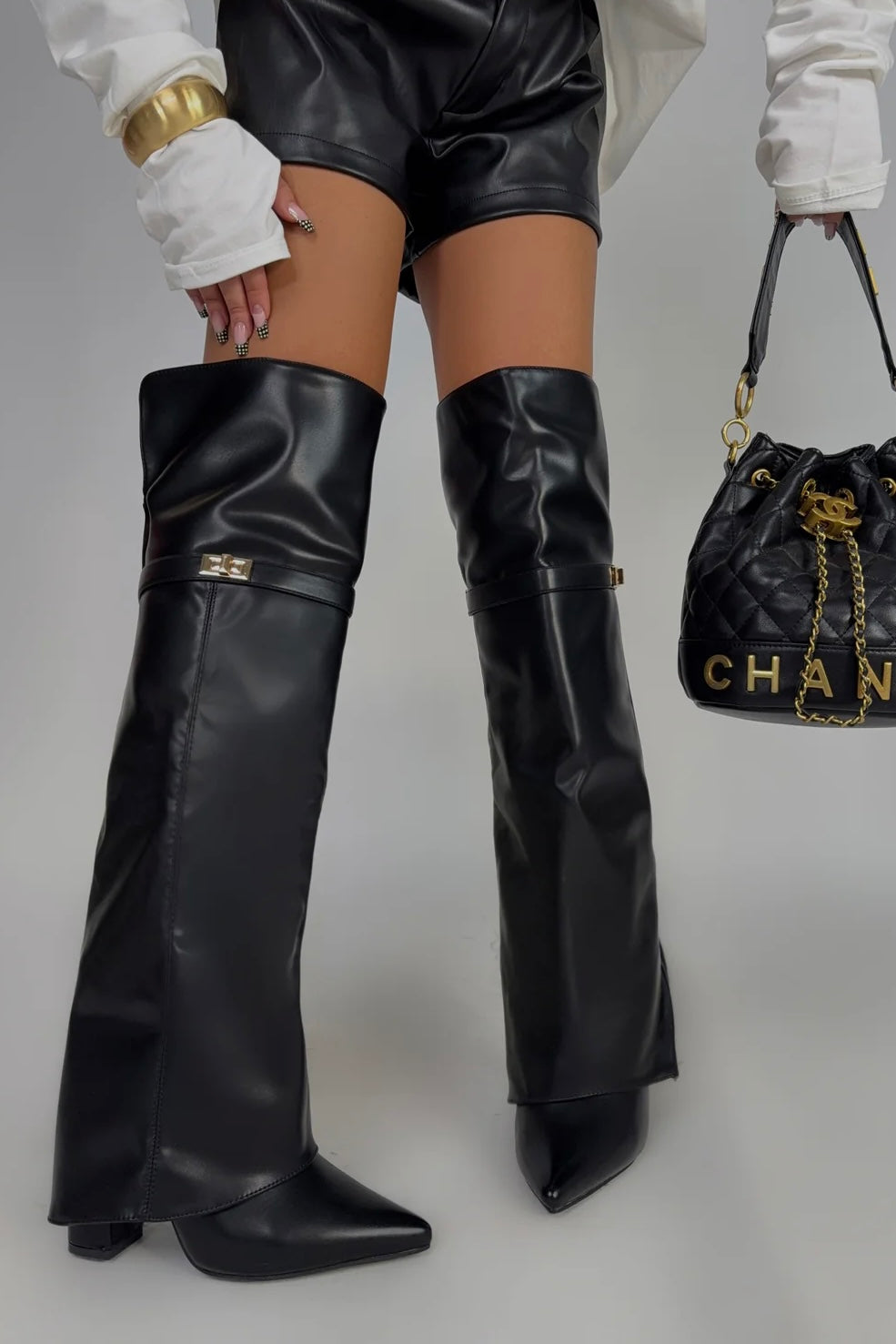 BOTA ALTA PIEL HEBILLA NEGRA