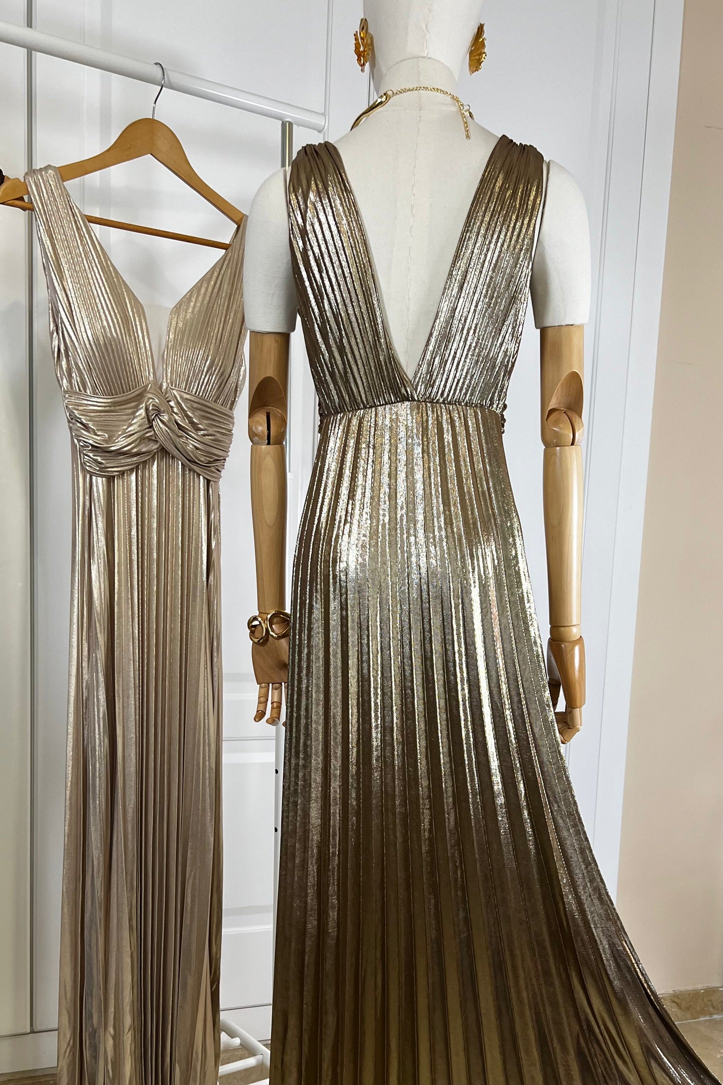 MAXI VESTIDO PLISADO ORO