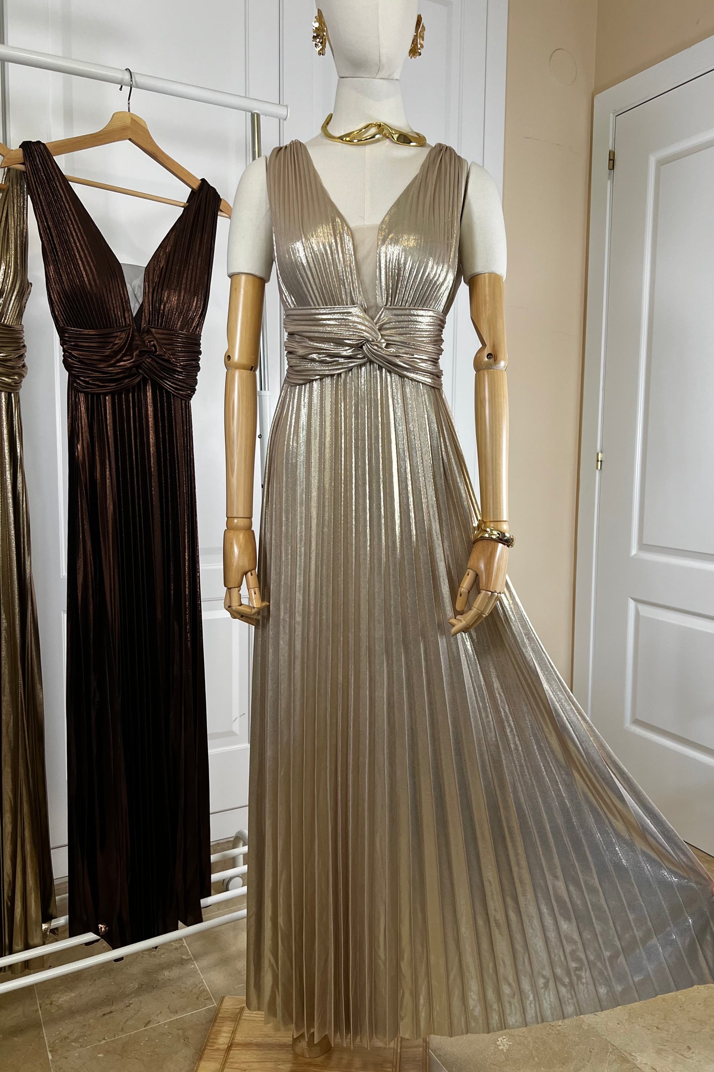 MAXI VESTIDO PLISADO BEIGE