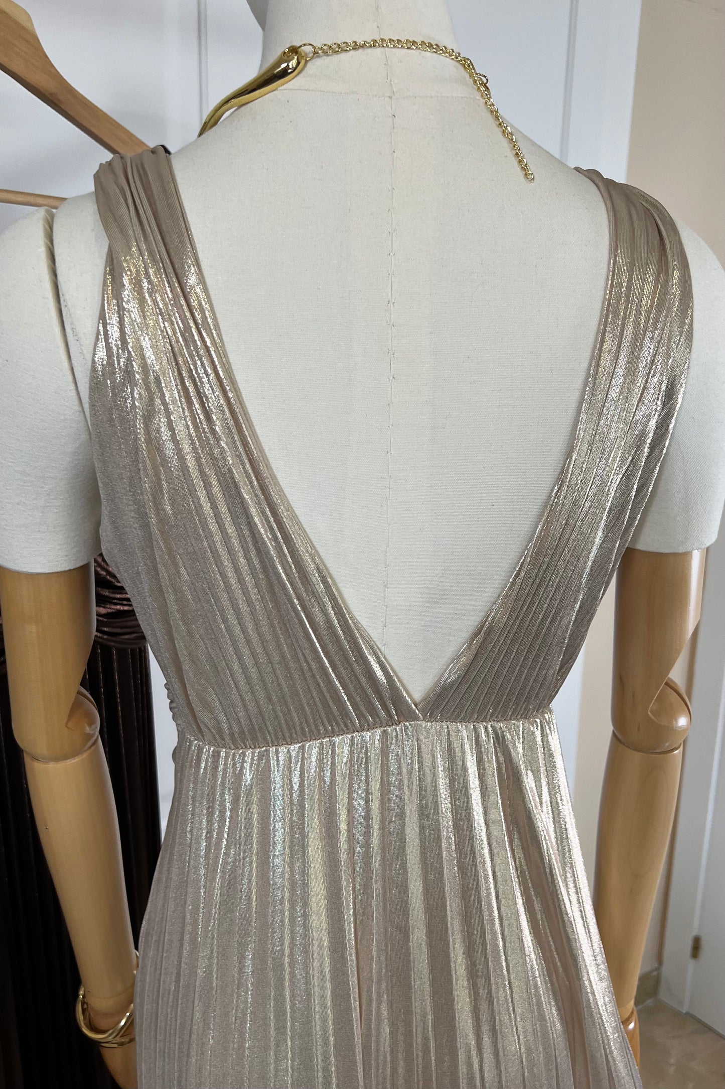 MAXI VESTIDO PLISADO BEIGE