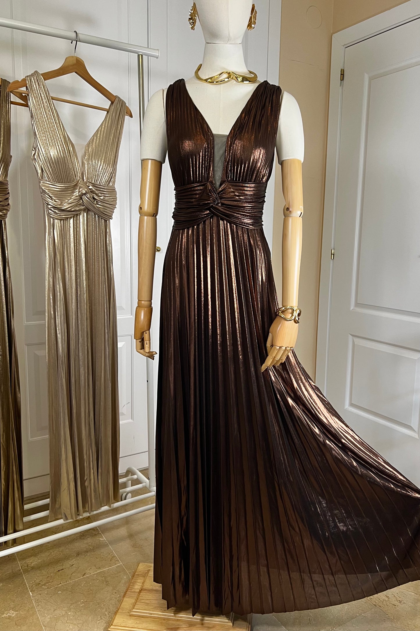 MAXI VESTIDO PLISADO MARRON